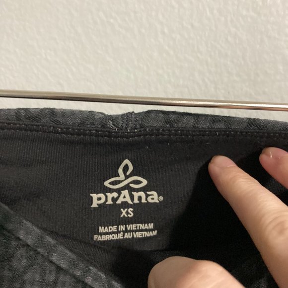 Prana Capris Leggings Black Geometric Patterned Ruching Size XS Key Pocket - Picture 4 of 10